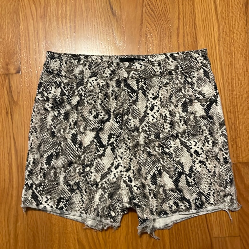 Kut from the Kloth Gidget  High Rise snake skin shorts. Size 2